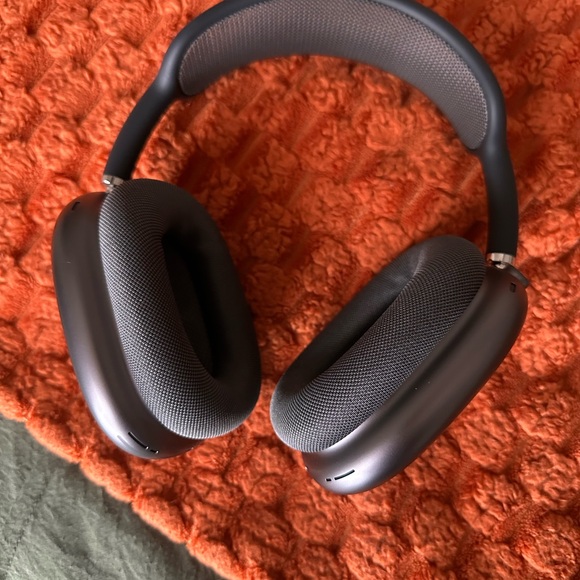 Apple AirPod Max’s - Picture 8 of 8